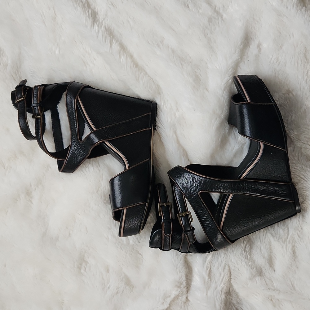 KOOLABURRA black wedges